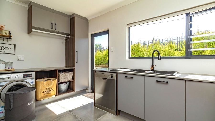 6 Bedroom Property for Sale in Hunters Home Western Cape